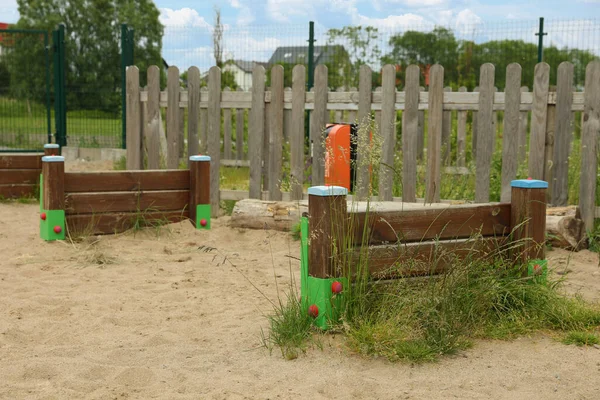 屋外の動物訓練エリアで木製のローバージャンプ — ストック写真