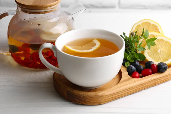Чашка Вкусным Иммунитетом Повышая Чай Ингредиенты Белый Деревянный Стол Крупным — стоковое фото