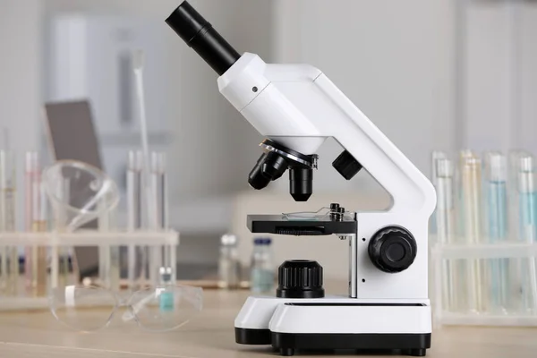 Laboratuvardaki Ahşap Masada Modern Tıbbi Mikroskop — Stok fotoğraf