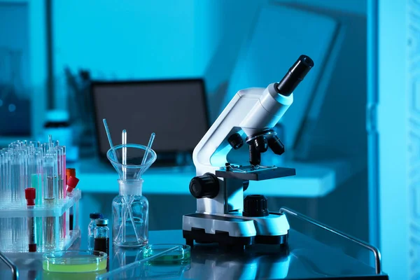Modernt Mikroskop Med Glasskiva Metallbord Laboratorium Tonat Blått Plats För — Stockfoto
