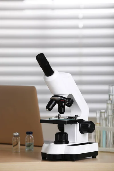 Moderne Medische Microscoop Houten Tafel Laboratorium — Stockfoto