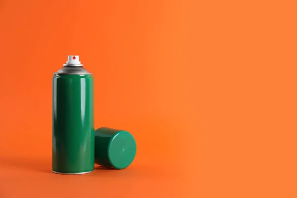Πράσινο Δοχείο Χρώματος Σπρέι Πορτοκαλί Φόντο Χώρος Για Κείμενο — Φωτογραφία Αρχείου