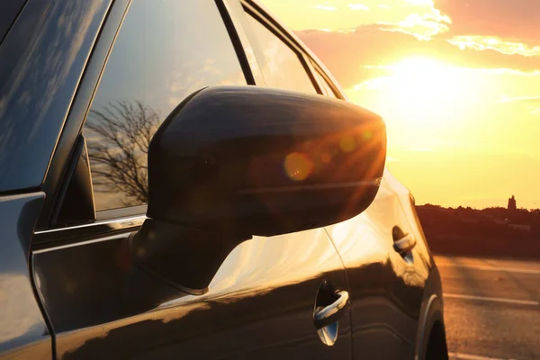 Μαύρο Σύγχρονο Αυτοκίνητο Σταθμευμένο Στο Δρόμο Κατά Ηλιοβασίλεμα Closeup Του — Φωτογραφία Αρχείου