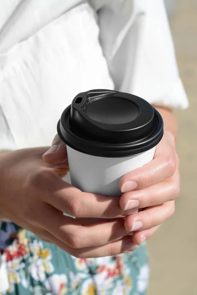 Kezében Elvitelre Kávé Csésze Szabadban Közelről — Stock Fotó