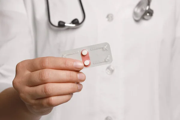 Läkare Hålla Blister Akut Preventivmedel Piller Fokusera Hand — Stockfoto