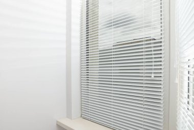 Odada yatay panjurları olan şık bir pencere