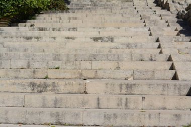 Güneşli bir günde boş beton merdiven manzarası