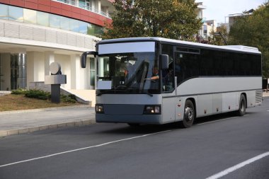 Otobüsler şehirde yolda. Toplu taşıma