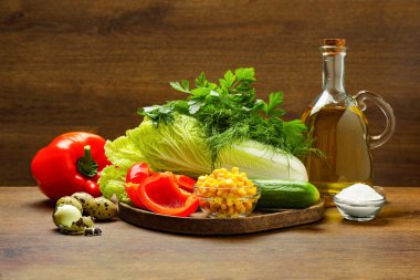 Çin lahanası ve ahşap masadaki farklı ürünler.