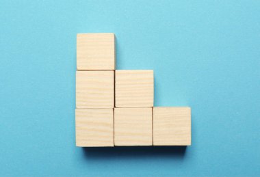 Açık mavi arkaplanda boş küpler, metin için boş alan. Fikir kavramı