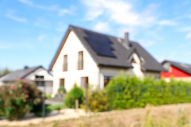 Güzel bir evi olan banliyö caddesinin bulanık manzarası