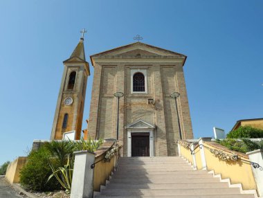 Güneşli bir günde güzel kilise ve bitkiler
