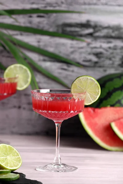 Cocktailglas Läcker Färsk Vattenmelonsaft Med Lime Ljust Träbord — Stockfoto