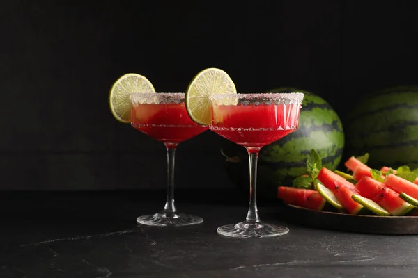 Cocktailgläser Mit Köstlichem Frischen Wassermelonensaft Mit Limetten Und Zuckerrand Auf — Stockfoto