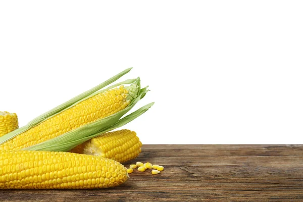 Chutné Čerstvé Kukuřice Cobs Dřevěném Stole Proti Bílému Pozadí — Stock fotografie