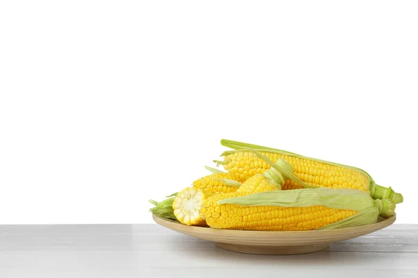 Leckere Maiskolben Auf Holztisch Vor Weißem Hintergrund — Stockfoto