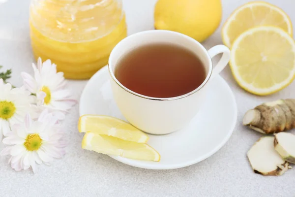 Egy Csésze Finom Tea Mézzel Citrommal Gyömbérrel Fehér Asztalon — Stock Fotó