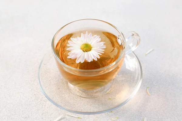 Egy Pohár Finom Kamilla Tea Fehér Asztalon — Stock Fotó