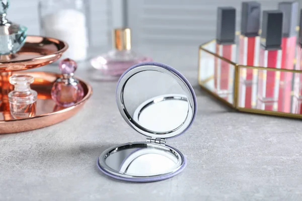 Gri Masada Şık Cep Aynası Kozmetik Ürünleri — Stok fotoğraf