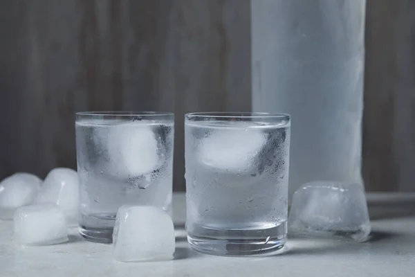 Знімаємо Окуляри Пляшку Горілки Кубиками Льоду Світло Сірому Столі — стокове фото