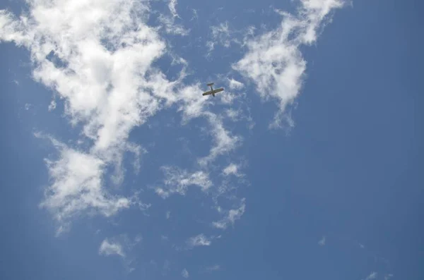 Сучасний Літак Літає Небі Хмарами — стокове фото