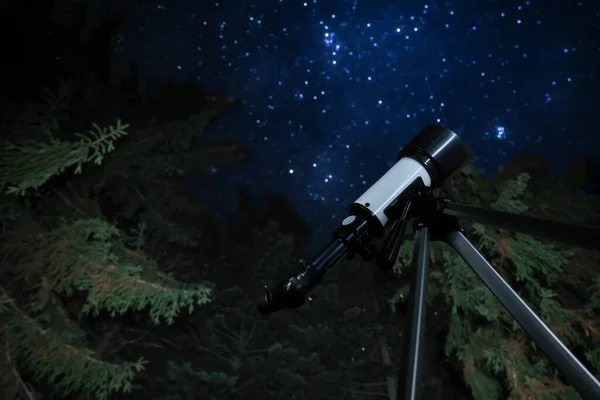 Telescopio Moderno Notte All Aperto Vista Basso Angolo Imparare Astronomia — Foto Stock