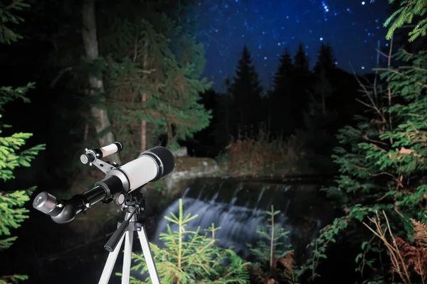 现代望远镜接近瀑布 夜间在室外 文字空间 学习天文学 — 图库照片
