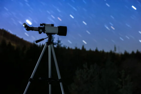 现代望远镜在夜空下 星迹在室外 学习天文学 — 图库照片