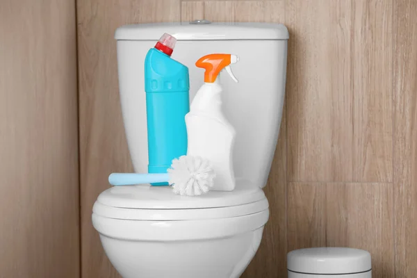 Flaschen Putzmittel Und Bürste Auf Toilettenschüssel Drinnen — Stockfoto