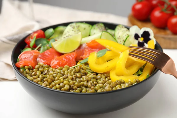 Bol Salade Avec Haricots Mungo Sur Table Blanche Gros Plan — Photo