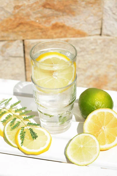 Köstliche Erfrischende Limonade Und Zitrusstücke Auf Weißem Holztisch Freien — Stockfoto