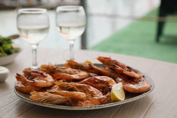 Plate Delicious Cooked Shrimps Served Lemon Wine Table Outdoors Closeup — Stock Photo, Image