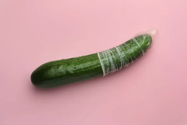 Pepino Com Preservativo Sobre Fundo Rosa Vista Superior Conceito Sexo — Fotografia de Stock