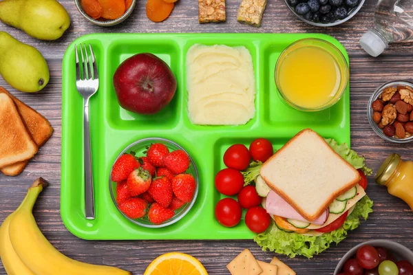 将健康食品盘放在木制桌子上 学校午餐 — 图库照片