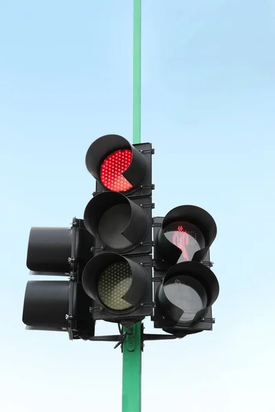 Luzes Trânsito Com Sinais Vermelhos Contra Céu Azul — Fotografia de Stock