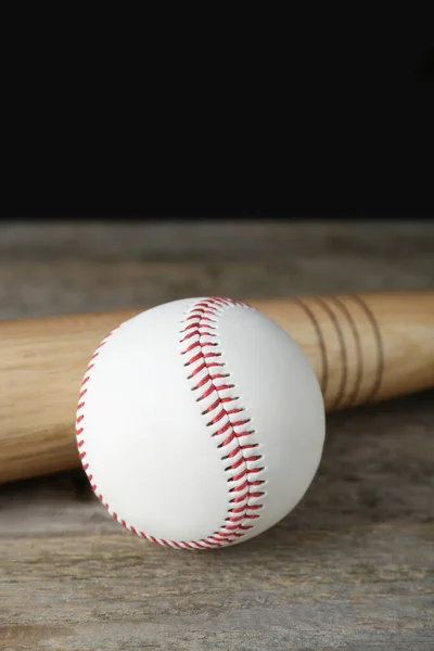 棒球和球棒在木制桌子上 体育设备 — 图库照片