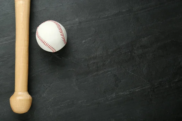黒を背景に野球のバットとボール テキストのためのスペースとトップビュー スポーツ用具 — ストック写真