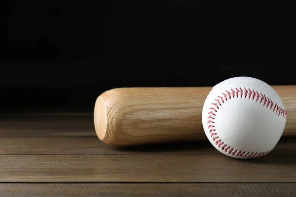 棒球棍和球放在木制桌子上 体育设备 — 图库照片