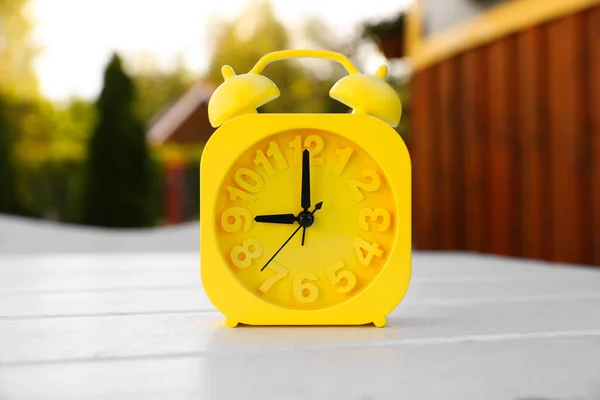 Relógio Alarme Amarelo Mesa Madeira Branca Livre Manhã Ensolarada — Fotografia de Stock