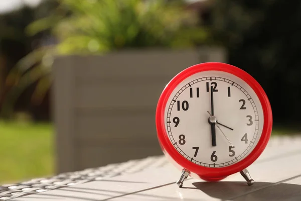 Reloj Despertador Rojo Mesa Aire Libre Mañana Soleada Espacio Para —  Fotos de Stock