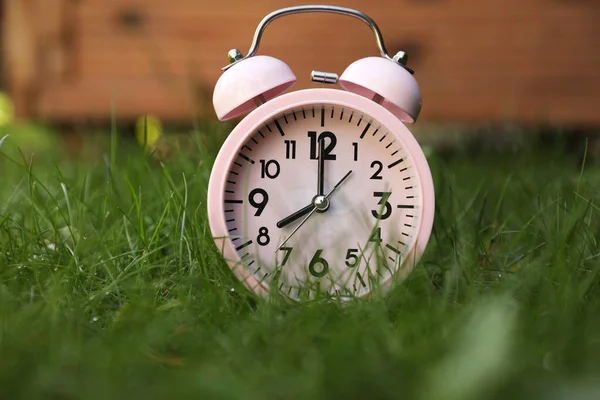 Reloj Despertador Rosa Sobre Hierba Verde Aire Libre — Foto de Stock