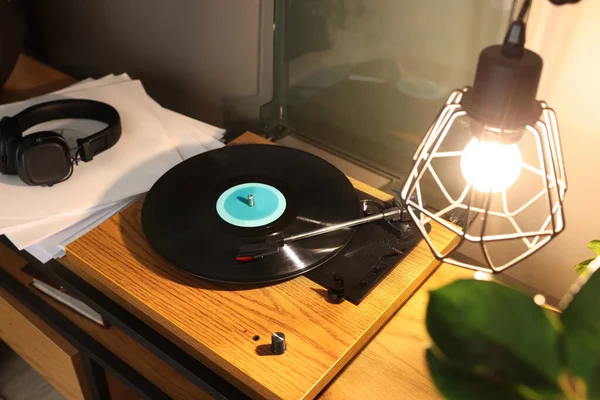 テーブルの上にビニールレコードとスタイリッシュなターンテーブル屋内 — ストック写真