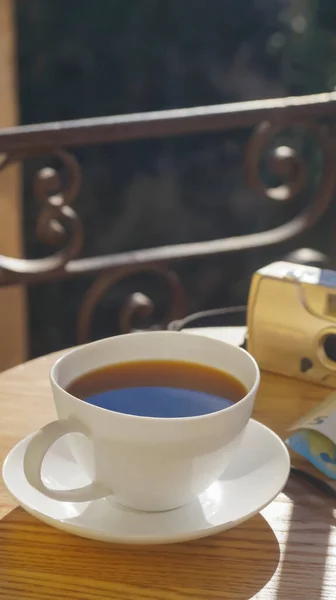 Kopp Aromatiskt Kaffe Och Kamera Träbord Utomhus — Stockfoto