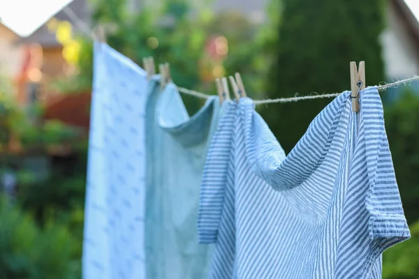 Wäscheleine Mit Trocknenden Hemden Vor Verschwommenem Hintergrund Nahaufnahme — Stockfoto