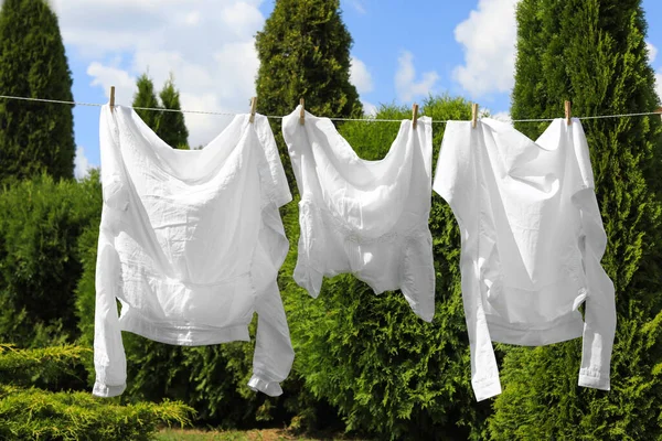 Bahçede Çamaşır Ipine Asılı Temiz Giysiler Çamaşır Kurutuyorum — Stok fotoğraf