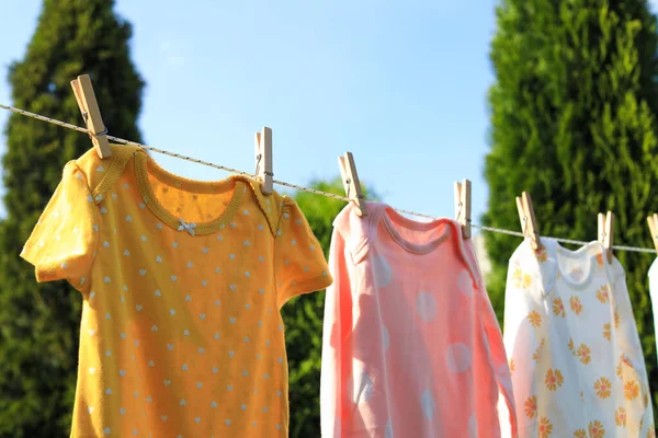 Καθαρές Βρεφικές Φορεσιές Κρεμασμένες Μια Γραμμή Πλυσίματος Στον Κήπο Στεγνά — Φωτογραφία Αρχείου