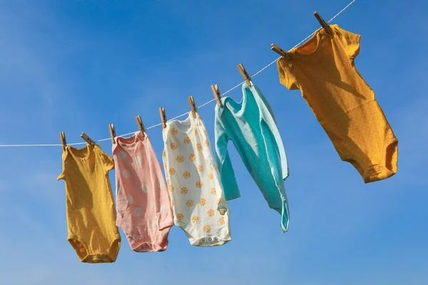 Καθαρά Μωρουδιακά Κρέμονται Από Γραμμή Πλυσίματος Στον Ουρανό Στεγνά Ρούχα — Φωτογραφία Αρχείου