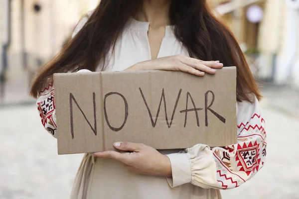 Nakışlı Elbiseli Kadın Posterini Tutuyor Şehirde Savaş Yok Yakın Plan — Stok fotoğraf