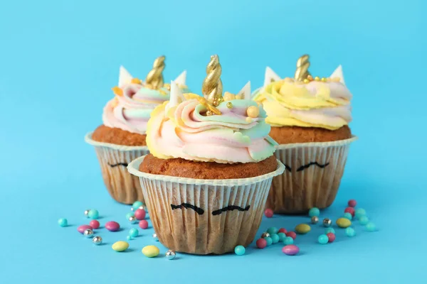 Γλυκό Γλυκό Cupcakes Μονόκερος Γαλάζιο Φόντο — Φωτογραφία Αρχείου