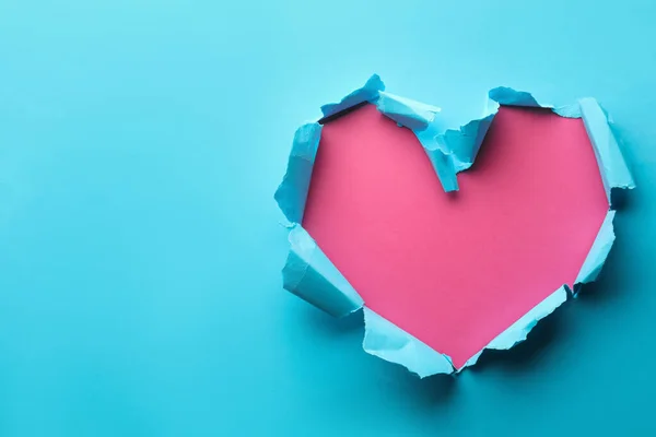 Gaură Formă Inimă Sfâșiată Hârtie Albastră Deschisă Fundal Roz Spațiu — Fotografie, imagine de stoc